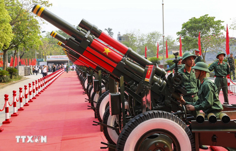 Cán bộ, chiến sĩ tập luyện bắn pháo chuẩn bị cho Lễ kỷ niệm 70 năm Chiến thắng Điện Biên Phủ.