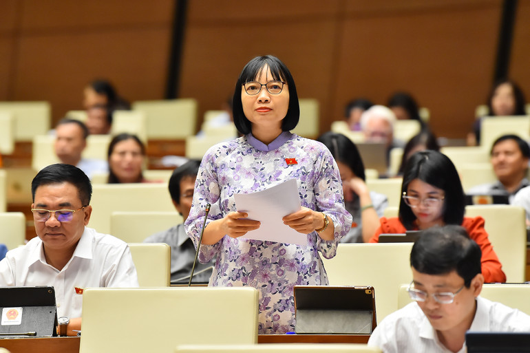 Đại biểu Nguyễn Thị Việt Nga (Hải Dương) phát biểu. (Ảnh: THỦY NGUYÊN) Đại biểu Nguyễn Thị Việt Nga (Hải Dương) phát biểu. (Ảnh: THỦY NGUYÊN)