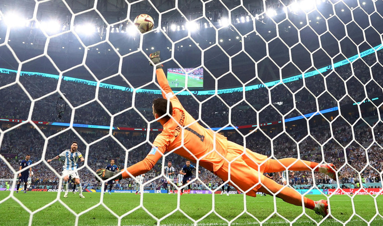 Lionel Messi ghi bàn thắng mở tỷ số từ chấm phạt đền. (Ảnh: Reuters)