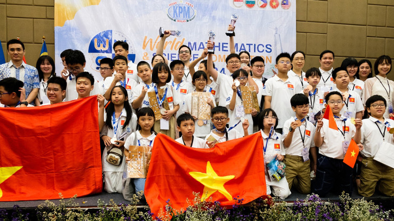 Đoàn Việt Nam giành nhiều giải cao tại Kỳ thi Toán và Khoa học quốc tế năm nay. Đoàn Việt Nam giành nhiều giải cao tại Kỳ thi Toán và Khoa học quốc tế năm nay.
