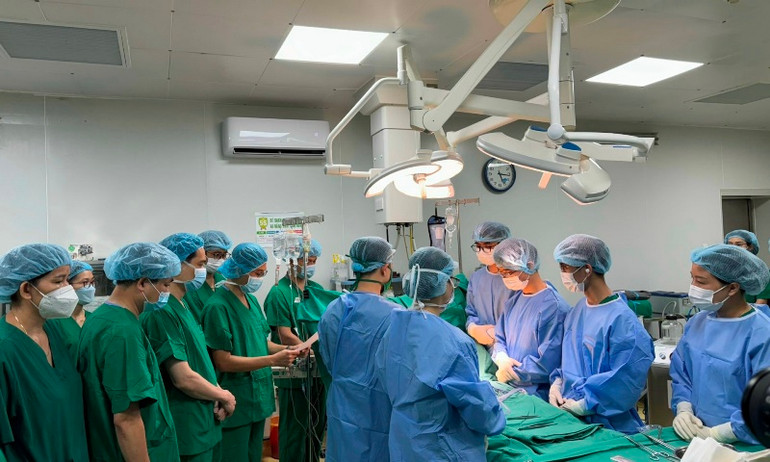 Các bác sĩ đang chuẩn bị thực hiện ca phẫu thuật lấy tạng từ người cho chết não hiến tặng.