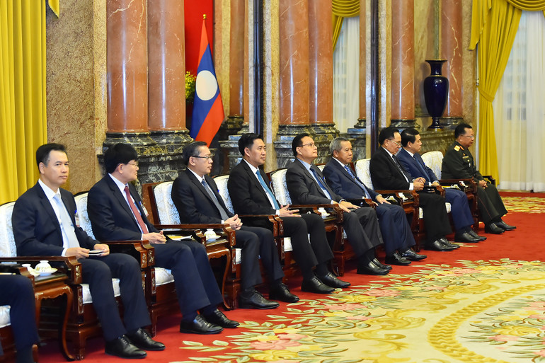 Đoàn đại biểu cấp cao tháp tùng Thủ tướng nước Cộng hòa Dân chủ Nhân dân Lào Sonexay Siphandone tham dự buổi tiếp.