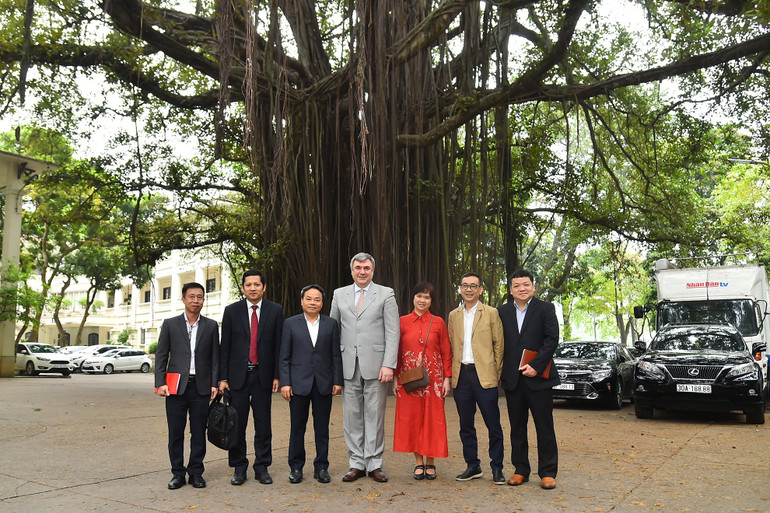 Phó Tổng Biên tập Đinh Như Hoan, Phó Chủ nhiệm Ủy ban Đối ngoại thành phố Saint Petersburg Kalganov Vyacheslav Gennadievich cùng đại diện Báo Nhân Dân, Ủy ban Đối ngoại thành phố Saint Petersburg chụp ảnh lưu niệm bên cây đa Hàng Trống. (Ảnh: THỦY NGUYÊN)