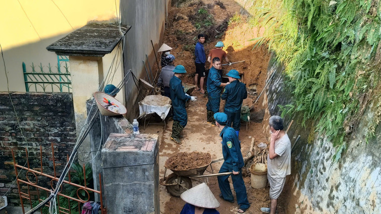Các lực lượng hỗ trợ thu dọn đất đá sạt lở vào nhà dân ở thành phố Yên Bái. Các lực lượng hỗ trợ thu dọn đất đá sạt lở vào nhà dân ở thành phố Yên Bái.