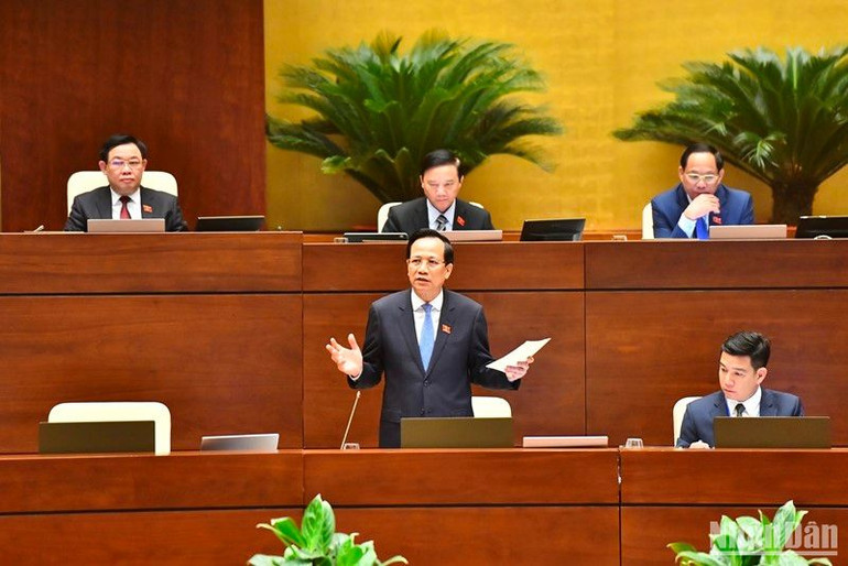 Bộ trưởng Lao động-Thương binh và Xã hội Đào Ngọc Dung trả lời chất vấn các đại biểu Quốc hội. (Ảnh: ĐĂNG KHOA)