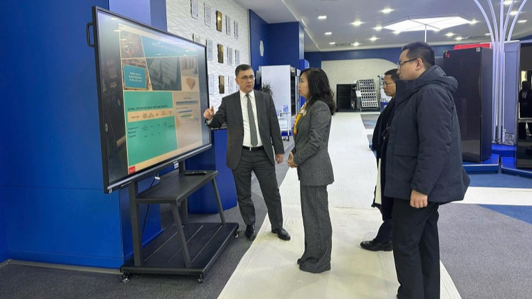 Thứ trưởng Ngoại giao Lê Thị Thu Hằng thăm khu công nghiệp Technopark.