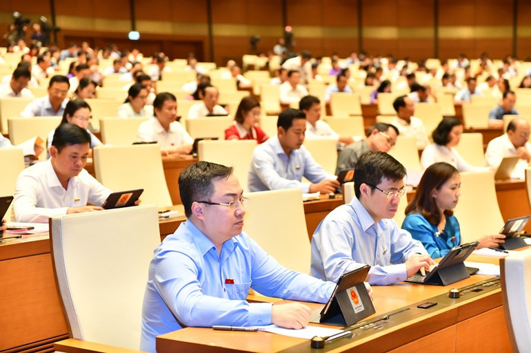 Các đại biểu Quốc hội làm việc tại hội trường chiều 25/5. (Ảnh: ĐĂNG KHOA)