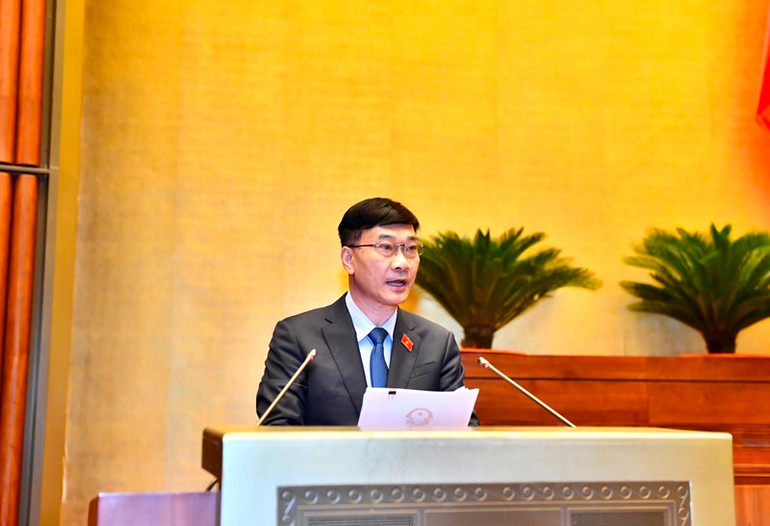 Chủ nhiệm Ủy ban Kinh tế của Quốc hội Vũ Hồng Thanh trình bày Báo cáo giải trình, tiếp thu, chỉnh lý dự thảo Luật Hợp tác xã (sửa đổi) tại phiên họp của Quốc hội chiều 25/5. (Ảnh: ĐĂNG KHOA)