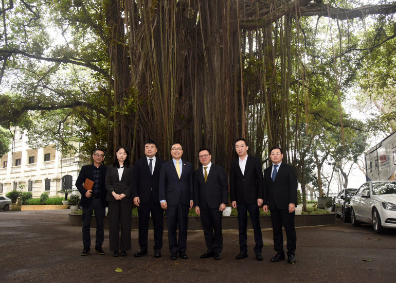 Tổng Biên tập Lê Quốc Minh, Đại sứ Hàn Quốc Choi Young Sam cùng đại diện Báo Nhân Dân và Đại sứ quán Hàn Quốc tại Việt Nam chụp ảnh lưu niệm bên gốc đa Hàng Trống. (Ảnh: TRẦN HẢI)