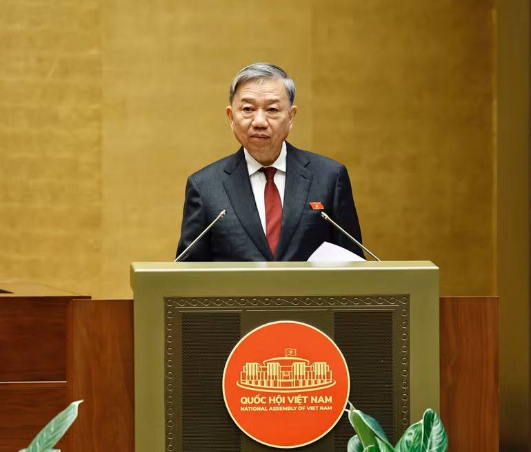Bộ trưởng Công an Tô Lâm trình bày tờ trình. (Ảnh: LINH KHOA)