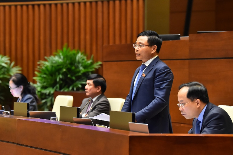 Bộ trưởng Giao thông vận tải Nguyễn Văn Thắng trả lời chất vấn của các đại biểu Quốc hội. (Ảnh: THỦY NGUYÊN)