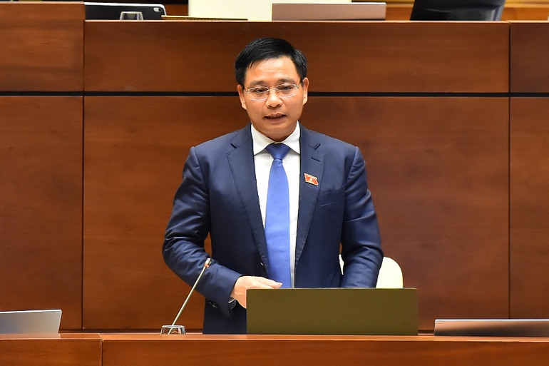 Bộ trưởng Giao thông vận tải Nguyễn Văn Thắng trả lời chất vấn của các đại biểu Quốc hội. (Ảnh: THỦY NGUYÊN)