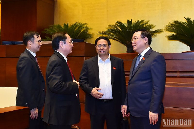 Chủ tịch Quốc hội Vương Đình Huệ và Thủ tướng Chính phủ Phạm Minh Chính trao đổi với Bộ trưởng Khoa học và Công nghệ Huỳnh Thành Đạt bên lề phiên chất vấn sáng 7/6. (Ảnh: THỦY NGUYÊN)