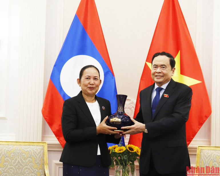 Phó Chủ tịch Thường trực Quốc hội Trần Thanh Mẫn tặng quà lưu niệm cho Tổng Thư ký Quốc hội Lào Pingkham Lasasimma. Phó Chủ tịch Thường trực Quốc hội Trần Thanh Mẫn tặng quà lưu niệm cho Tổng Thư ký Quốc hội Lào Pingkham Lasasimma.