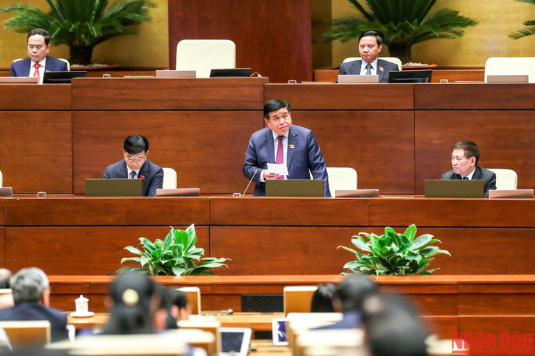 Bộ trưởng Kế hoạch và Đầu tư Nguyễn Chí Dũng phát biểu tại phiên họp chiều 28/10. (Ảnh: DUY LINH)