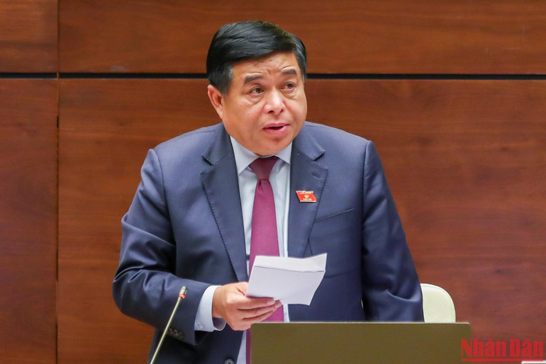 Bộ trưởng Kế hoạch và Đầu tư Nguyễn Chí Dũng phát biểu tại phiên họp chiều 28/10. (Ảnh: DUY LINH)