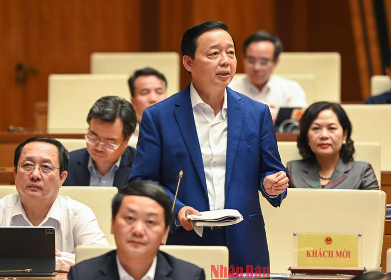 Bộ trưởng Tài nguyên và Môi trường Trần Hồng Hà giải trình về những tồn tại trong công tác quản lý đất đai. (Ảnh: DUY LINH) Bộ trưởng Tài nguyên và Môi trường Trần Hồng Hà giải trình về những tồn tại trong công tác quản lý đất đai. (Ảnh: DUY LINH)