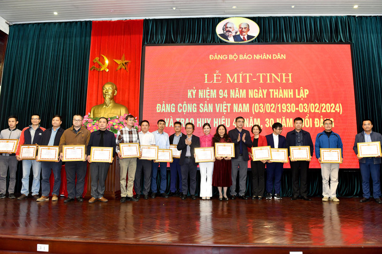 Đồng chí Vũ Mai Hoàng, Ủy viên Ban Thường vụ Đảng ủy Báo Nhân Dân và đồng chí Trịnh Quốc Tuân, Ủy viên Ban Thường vụ Đảng ủy Báo Nhân Dân trao Giấy khen của Đảng ủy Báo Nhân Dân cho các đảng viên hoàn thành xuất sắc nhiệm vụ năm 2023. (Ảnh: ĐĂNG KHOA) Đồng chí Vũ Mai Hoàng, Ủy viên Ban Thường vụ Đảng ủy Báo Nhân Dân và đồng chí Trịnh Quốc Tuân, Ủy viên Ban Thường vụ Đảng ủy Báo Nhân Dân trao Giấy khen của Đảng ủy Báo Nhân Dân cho các đảng viên hoàn thành xuất sắc nhiệm vụ năm 2023. (Ảnh: ĐĂNG KHOA)