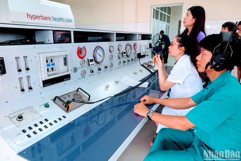 Thực hiện điều trị các bệnh đặc thù nghề nghiệp biển bằng hệ thống buồng điều trị oxy cao áp tại Viện Y học biển Việt Nam. Thực hiện điều trị các bệnh đặc thù nghề nghiệp biển bằng hệ thống buồng điều trị oxy cao áp tại Viện Y học biển Việt Nam.