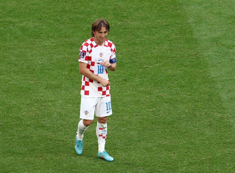 Ở tuổi 37, Luka Modric vẫn là “cánh chim không mỏi” bền bỉ của Croatia. (Ảnh: Reuters)