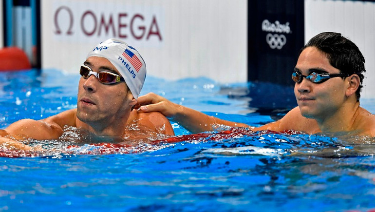 Joseph Schooling cùng Michael Phelps xem lại kết quả của mình sau phần thi nội dung 100m bơi bướm nam tại Thế vận hội mùa hè 2016, ngày 11/8/2016, Rio de Janeiro, Brazil. (Ảnh: AP)