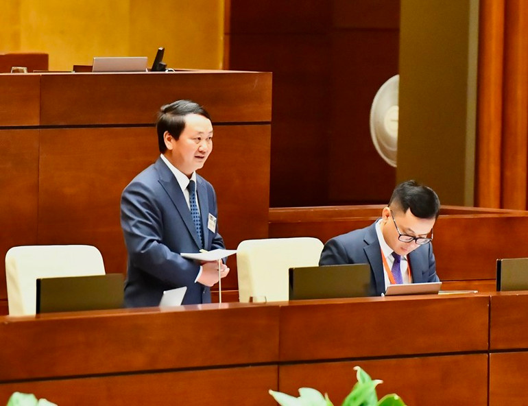 Bộ trưởng, Chủ nhiệm Ủy ban Dân tộc Hầu A Lềnh trả lời chất vấn của các đại biểu Quốc hội. (Ảnh: ĐĂNG KHOA)