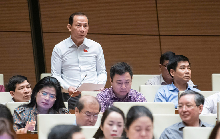 Đại biểu Võ Mạnh Sơn (đoàn Thanh Hóa) phát biểu. (Ảnh: DUY LINH) Đại biểu Võ Mạnh Sơn (đoàn Thanh Hóa) phát biểu. (Ảnh: DUY LINH)