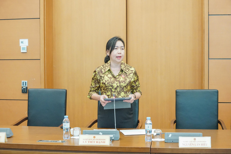 Đại biểu Quốc hội Lý Tiết Hạnh (đoàn Bình Định) phát biểu. (Ảnh: TRUNG HƯNG) Đại biểu Quốc hội Lý Tiết Hạnh (đoàn Bình Định) phát biểu. (Ảnh: TRUNG HƯNG)