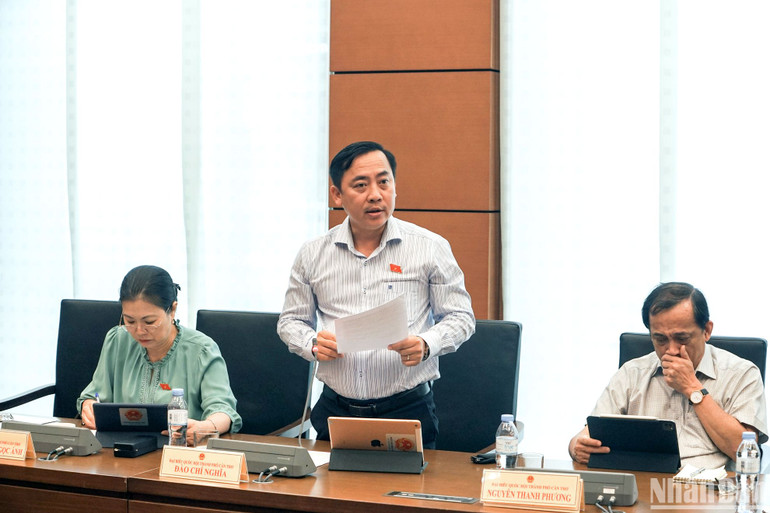 Đại biểu Đào Chí Nghĩa - Phó Trưởng Đoàn chuyên trách Đoàn đại biểu Quốc hội thành phố Cần Thơ phát biểu. (Ảnh: TRUNG HƯNG) Đại biểu Đào Chí Nghĩa - Phó Trưởng Đoàn chuyên trách Đoàn đại biểu Quốc hội thành phố Cần Thơ phát biểu. (Ảnh: TRUNG HƯNG)
