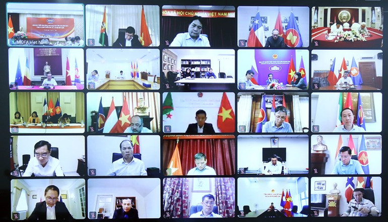 Hội nghị được truyền trực tiếp tới 94 điểm cầu trên toàn thế giới. (Ảnh: TRUNG HƯNG)