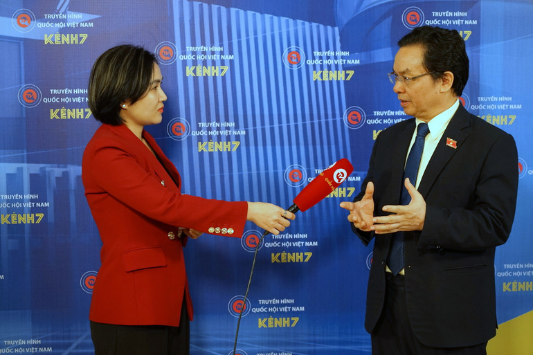 Đại biểu Hoàng Văn Cường (Hà Nội) trao đổi về dự án Luật Đất đai (sửa đổi). (Ảnh: TRUNG HƯNG)