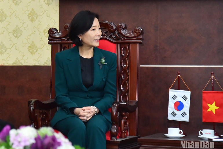 Đại sứ Hàn Quốc Oh Youngju phát biểu tại buổi làm việc. (Ảnh: THỦY NGUYÊN)