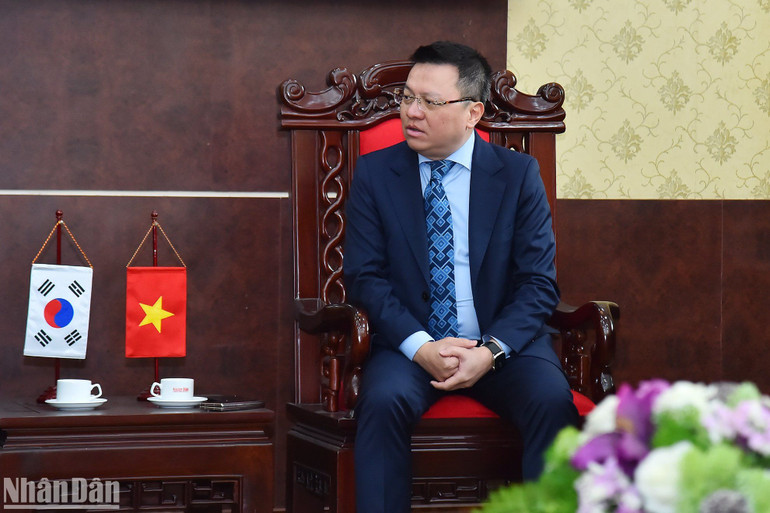 Tổng Biên tập Lê Quốc Minh phát biểu tại buổi tiếp. (Ảnh: THỦY NGUYÊN)