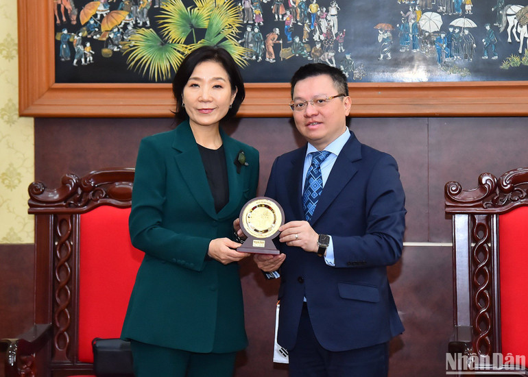 Tổng Biên tập Lê Quốc Minh tặng quà lưu niệm Đại sứ Hàn Quốc Oh Youngju. (Ảnh: THỦY NGUYÊN)
