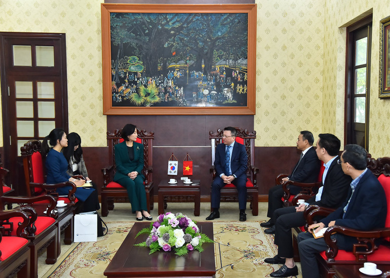 Quang cảnh buổi làm việc. (Ảnh: THỦY NGUYÊN)