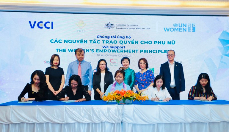 Đại diện các doanh nghiệp tham gia ký Tuyên bố ủng hộ Các Nguyên tắc Trao quyền cho Phụ nữ (WEPs) tại hội thảo. (Ảnh: UN Women)