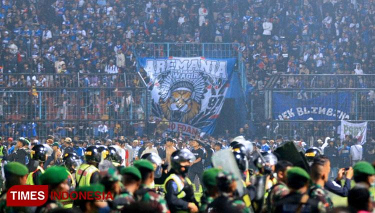 Cầu thủ và ban huấn luyện Arema rời sân sau trận thua trước Persebaya. (Ảnh: Times Indonesia) Cầu thủ và ban huấn luyện Arema rời sân sau trận thua trước Persebaya. (Ảnh: Times Indonesia)