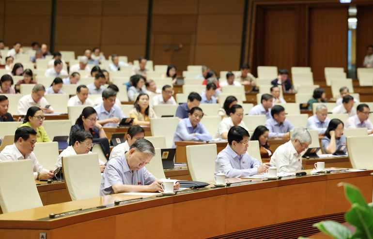 Lãnh đạo Đảng, Nhà nước cùng các đại biểu Quốc hội tham dự phiên họp. (Ảnh: DUY LINH)