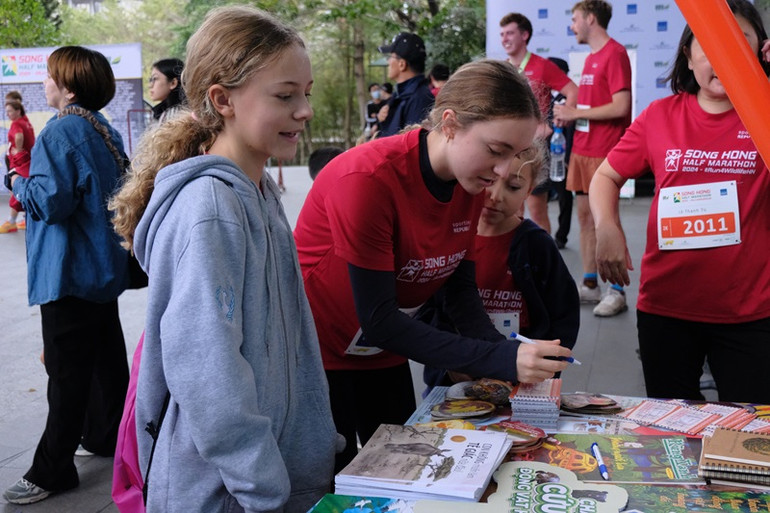 Các vận động viên ký cam kết bảo vệ động vật hoang dã tại giải chạy. Các vận động viên ký cam kết bảo vệ động vật hoang dã tại giải chạy.