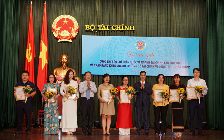 Trao giải B cho các tác giả và đại diện nhóm tác giả đoạt giải. (Ảnh: TRUNG HƯNG)