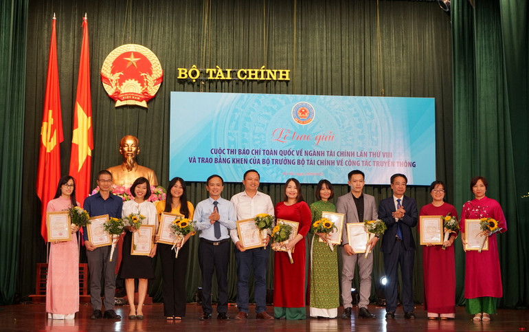 Trao giải C cho các tác giả và đại diện nhóm tác giả đoạt giải. (Ảnh: TRUNG HƯNG)