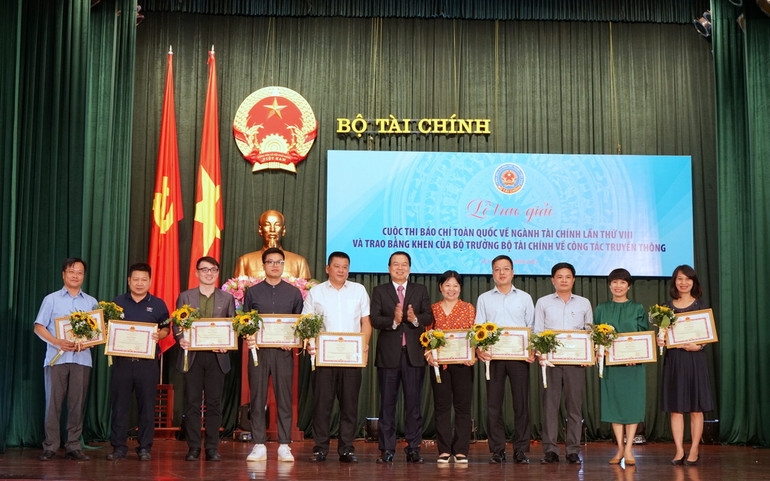 Trao tặng Bằng khen của Bộ trưởng Tài chính cho các cá nhân có nhiều đóng góp trong công tác thông tin-tuyên truyền về lĩnh vực quản lý nhà nước của Bộ Tài chính trong năm 2023. (Ảnh: TRUNG HƯNG)