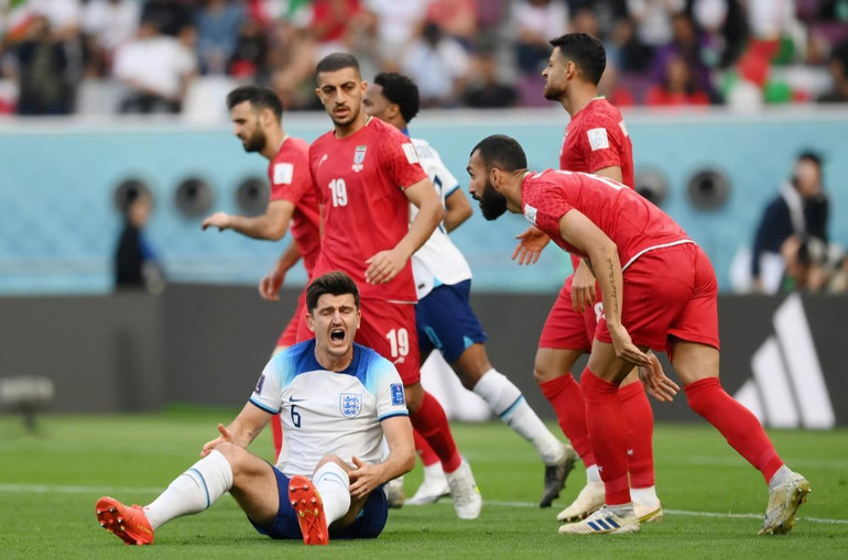 Iran (áo đỏ) không ngại đá rắn để ngăn cản các chân sút tuyển Anh. (Ảnh: FIFA)