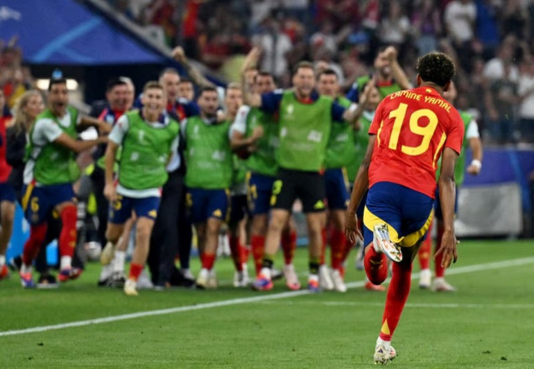 Lamine Yamal ăn mừng cùng đồng đội sau pha lập công ngoạn mục trong trận bán kết EURO 2024 gặp Pháp. (Ảnh: Reuters)