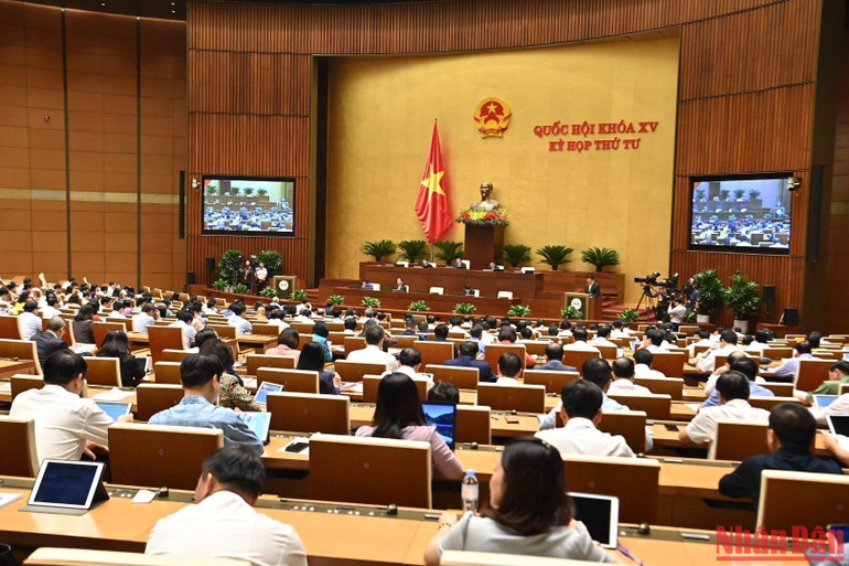 Quang cảnh phiên họp sáng 25/10. (Ảnh: ĐĂNG KHOA)