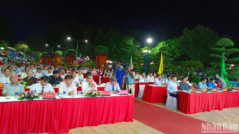 Đại biểu xem các tiết mục biểu diễn nghệ thuật trong đêm khai mạc Lễ hội Hòa Bình.