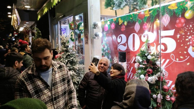 Người dân chụp ảnh cạnh cửa hiệu với đồ trang trí chào năm mới 2025 ở Tehran, Iran. Người dân chụp ảnh cạnh cửa hiệu với đồ trang trí chào năm mới 2025 ở Tehran, Iran.