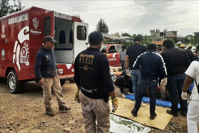 Lực lượng chức năng làm nhiệm vụ tại hiện trường vụ xe khách lao xuống vực ở bang Oaxaca, miền Nam Mexico, ngày 5/7/2023. Ảnh: AFP/TTXVN