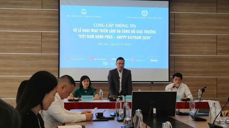 Ông Phạm Anh Tuấn, Cục trưởng Cục Thông tin đối ngoại, Bộ Thông tin và Truyền thông thông tin về giải thưởng Cuộc thi ảnh, video "Việt Nam hạnh phúc - Happy Vietnam năm 2024". (Ảnh: TRUNG HƯNG)