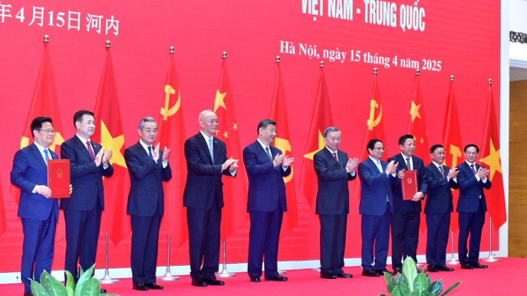 Các đồng chí lãnh đạo hai nước Việt Nam và Trung Quốc và các đại biểu thực hiện nghi thức khởi động cơ chế hợp tác đường sắt Việt Nam-Trung Quốc. (Ảnh: ĐĂNG KHOA) Các đồng chí lãnh đạo hai nước Việt Nam và Trung Quốc và các đại biểu thực hiện nghi thức khởi động cơ chế hợp tác đường sắt Việt Nam-Trung Quốc. (Ảnh: ĐĂNG KHOA)